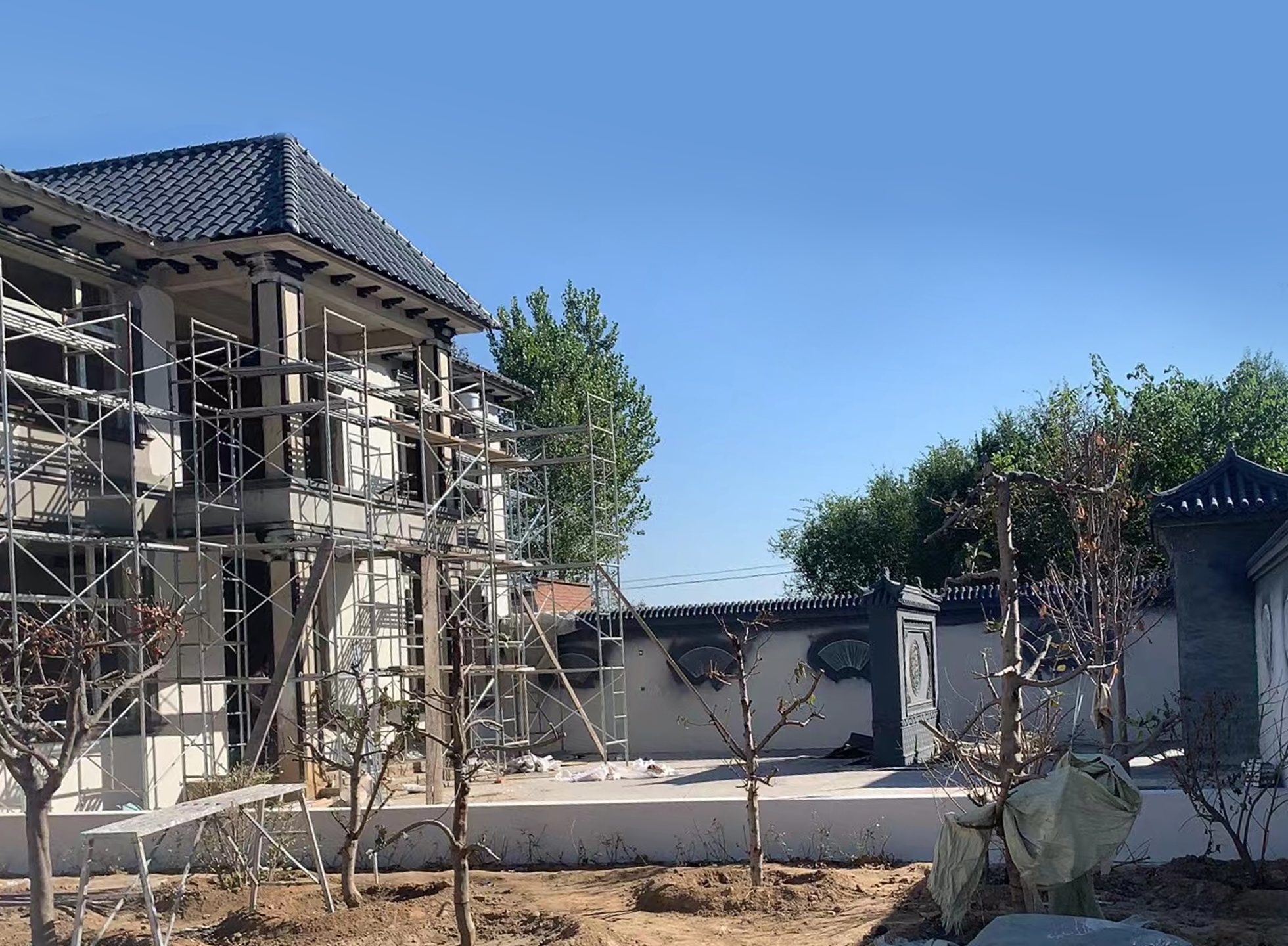 Luxury villa construction site using decorative EPS cornices and exterior wall insulation components